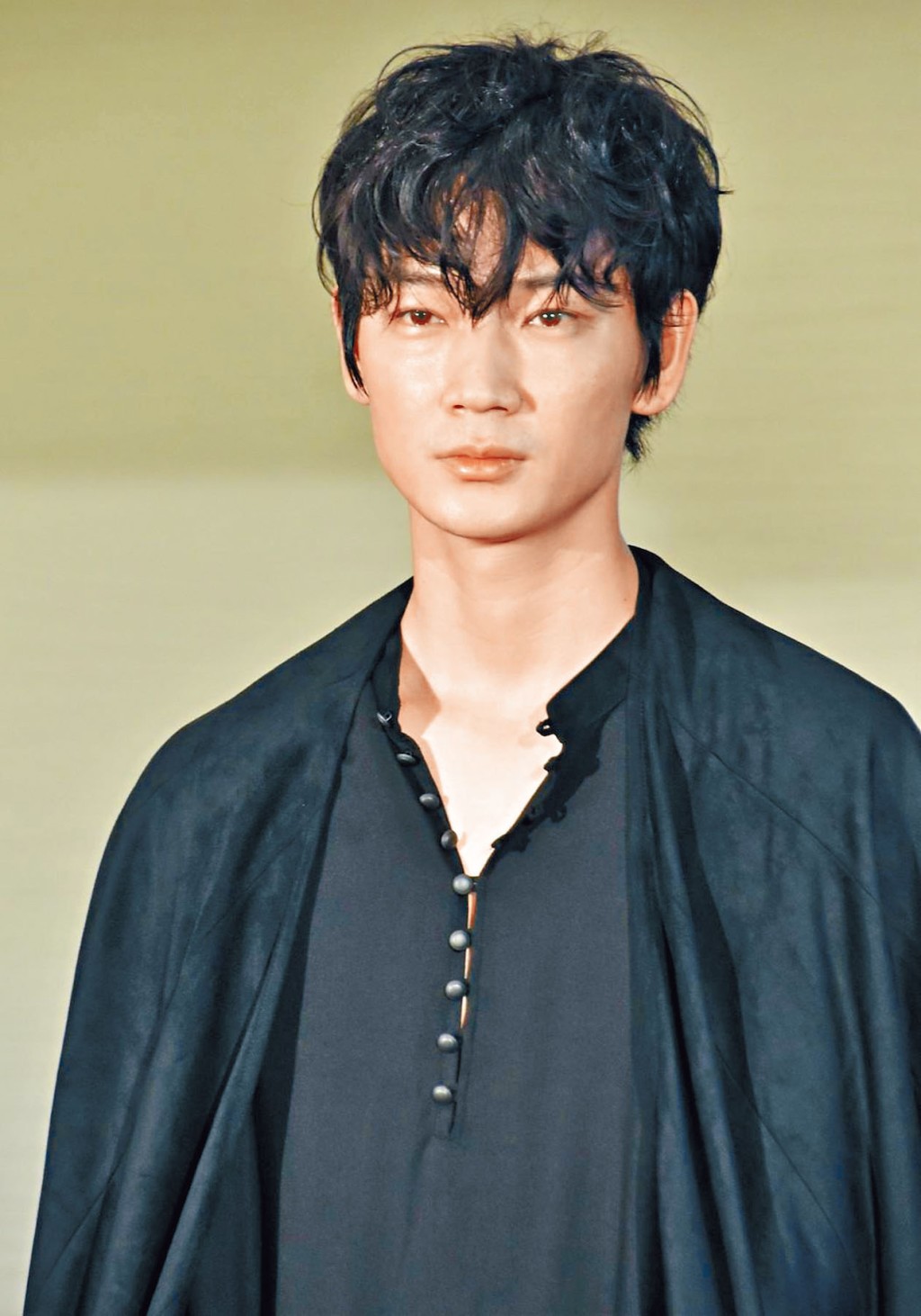 綾野剛被網紅東谷義和咬住唔放，連環大爆其醜聞。