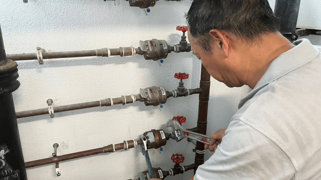 皇后山邨水質︱水務署接逾950戶要求洗水錶 房署夥關愛隊探望逾640住戶