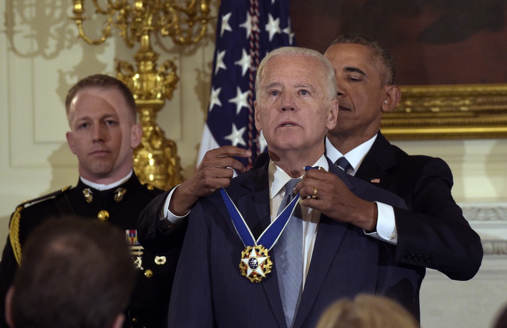 2017年，奧巴馬向拜登頒發總統自由勳章。美聯社