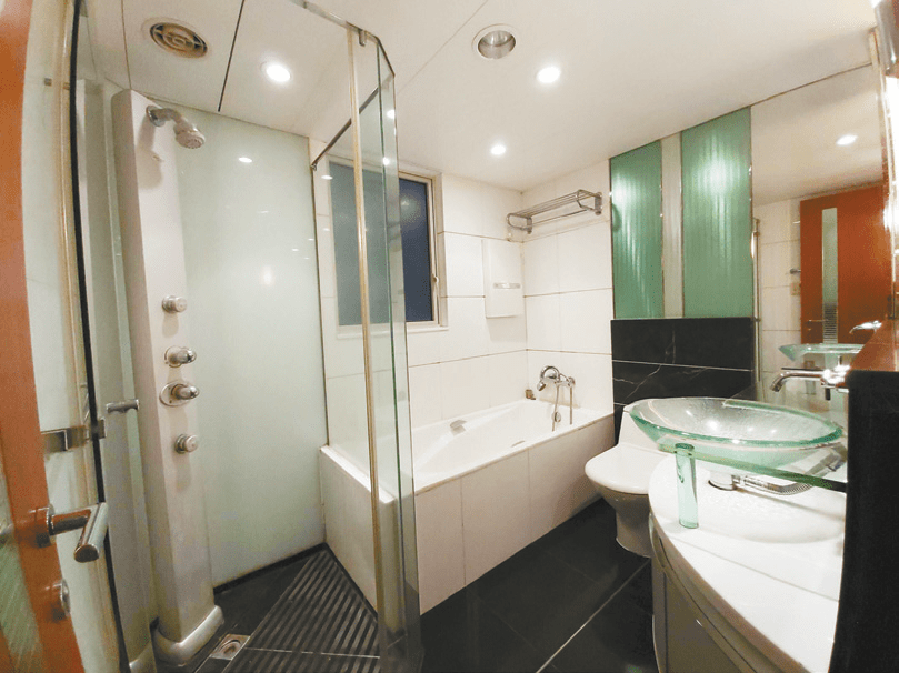 浴室空間寬敞，又設有洗手台櫃，方便置放日用品。