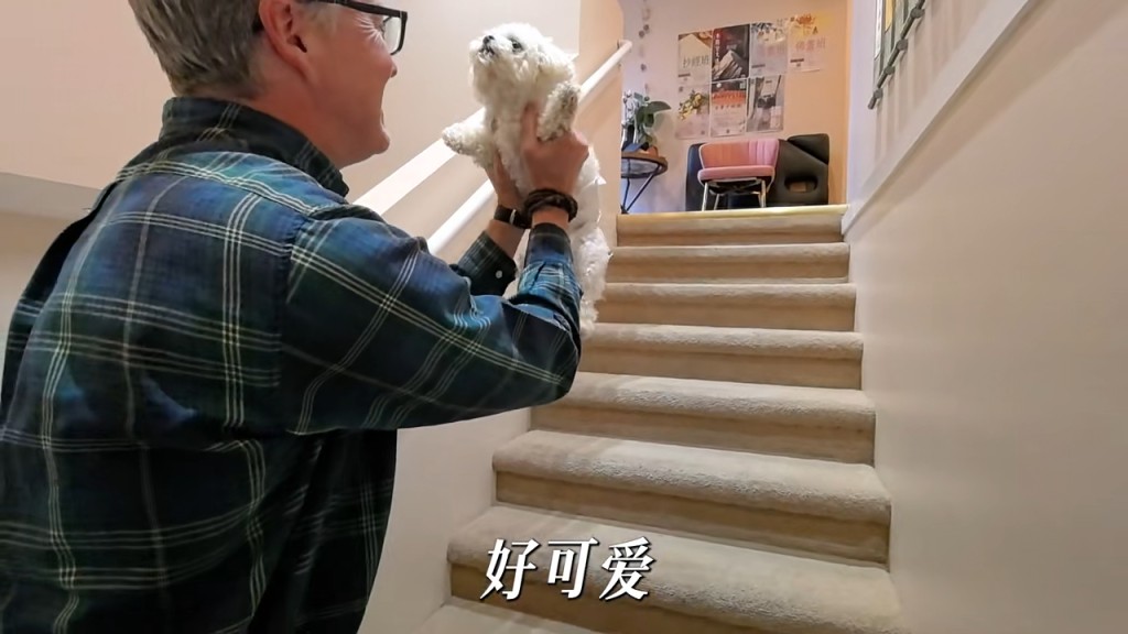 夏克立開心地抱起王祖賢的愛犬。