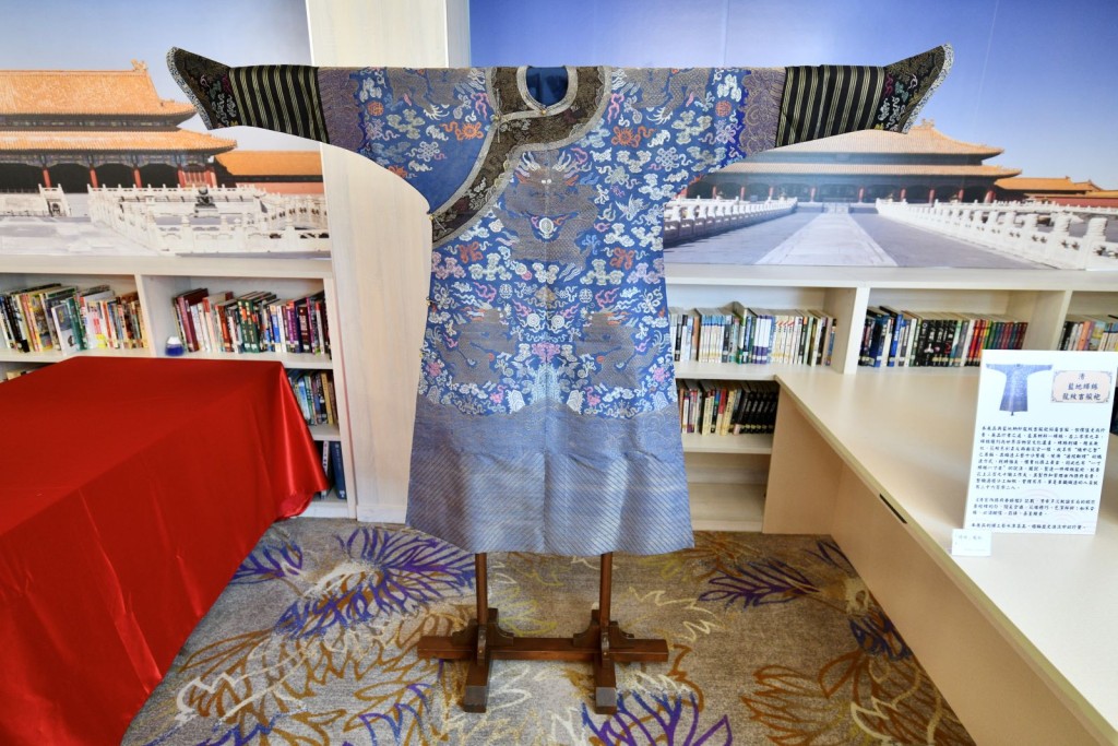 展览展出了清代缂丝的龙袍。