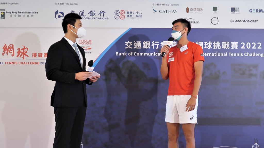 黃澤林(右)接受主持何振然的訪問。 陸永鴻攝