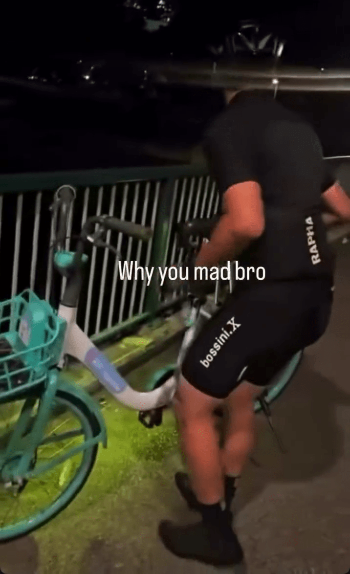 涉事黑衫戴頭盔男子先是顧左右確定無人。