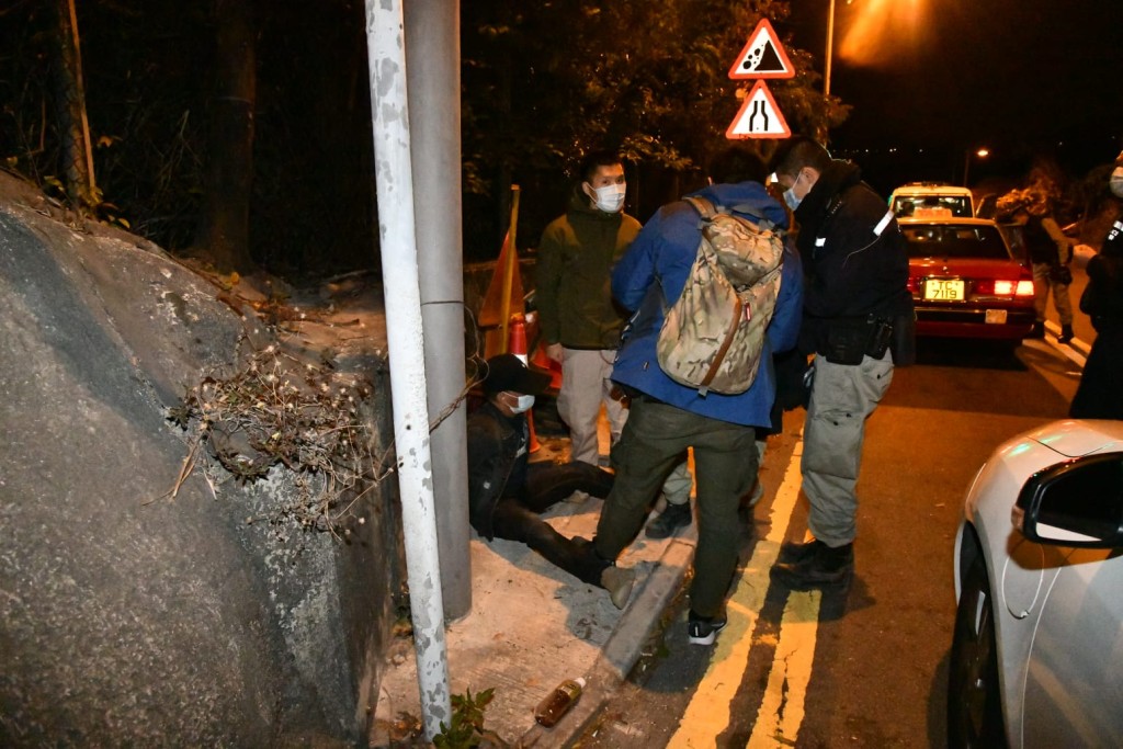 警方拘捕四名賊人。