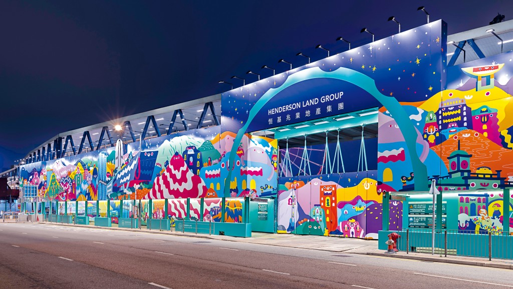 恒地於中環新海濱三號項目嘅戶外巨型圍板，展出兩位本地年輕藝術家畫作。