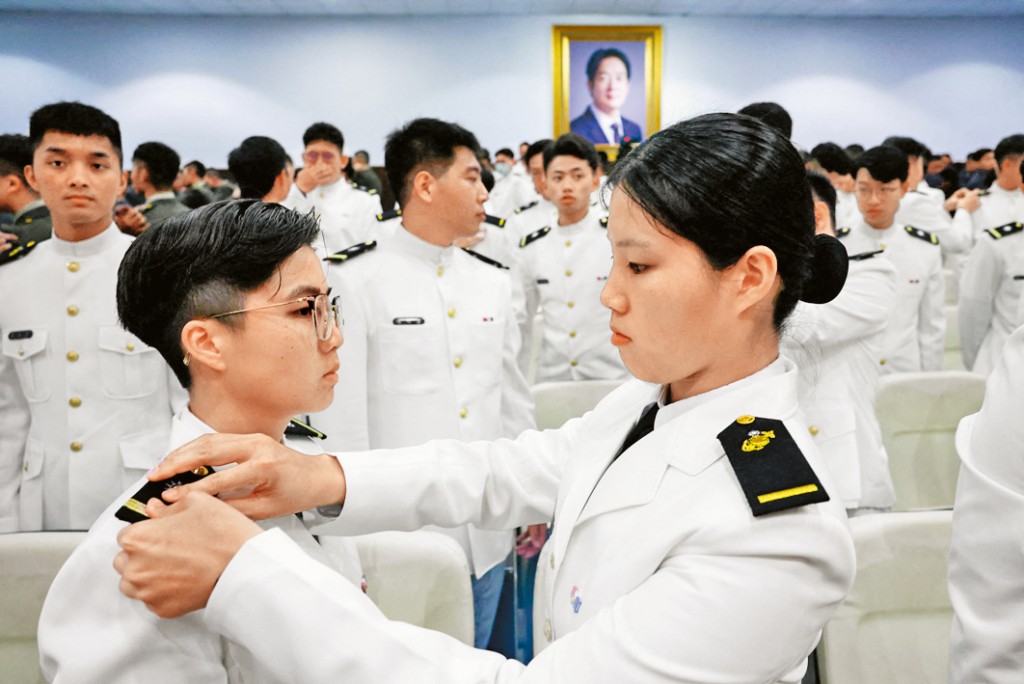 台灣軍校學員在台北參加畢業典禮。