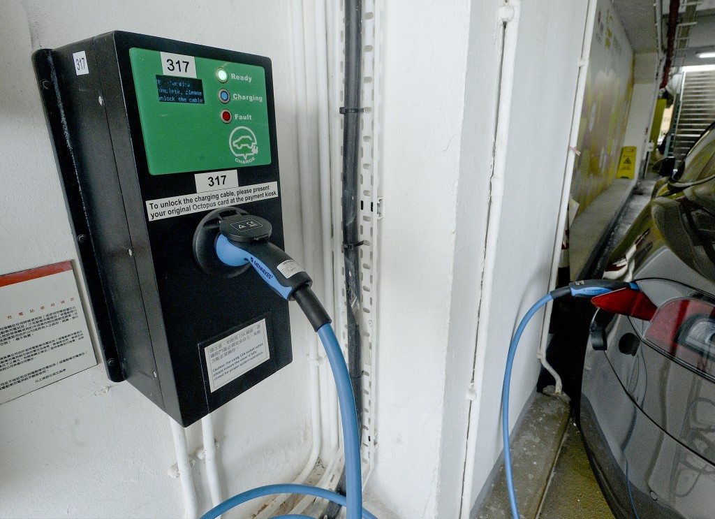 两个政府停车场电动车充电服务将由免费转为收费。资料图片
