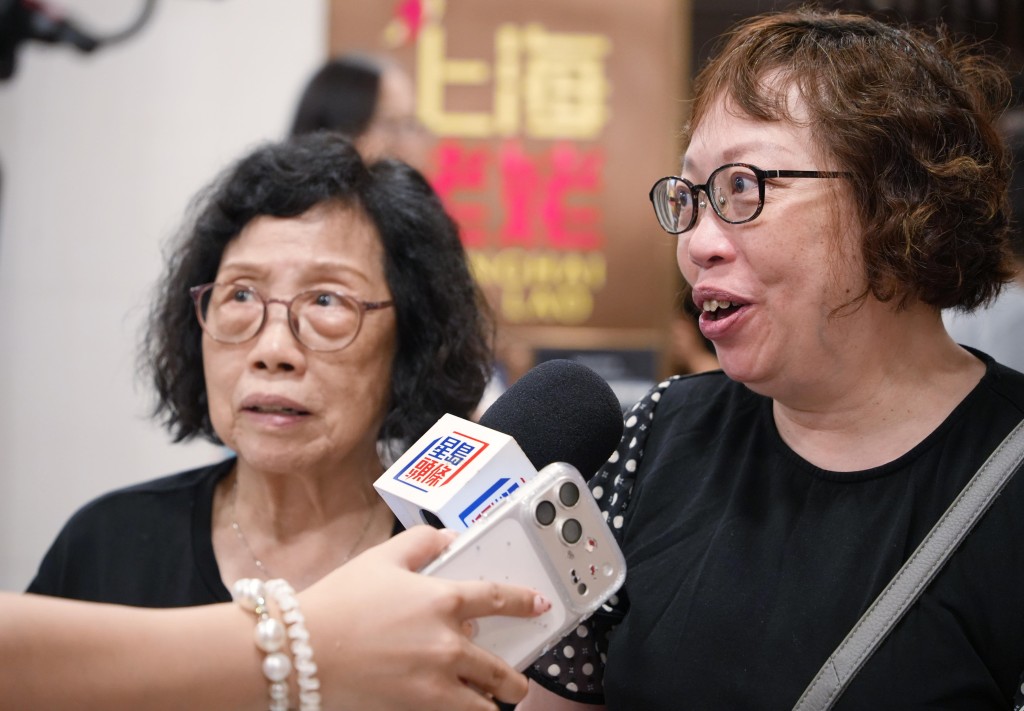 周女士(右)表示,在早幾日得知有「7.1優惠」,故外出消費。 周女士(右)表示,在早幾日得知有「7.1優惠」,故外出消費。