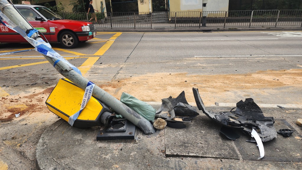 两支灯柱及一个交通标志被撞毁。黄文威摄