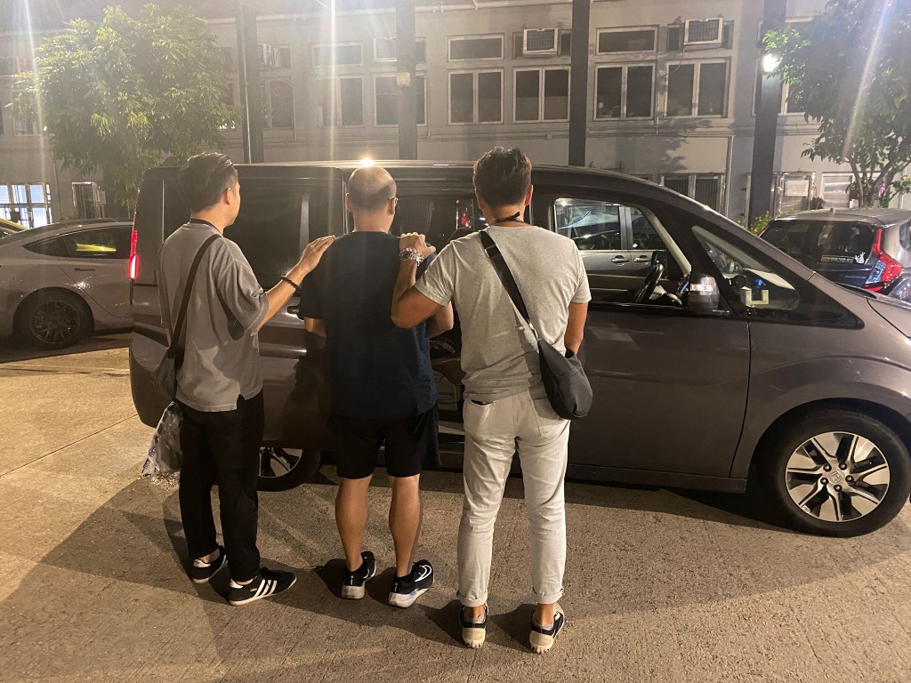 行動中,警方拘捕3名男女。警方提供 行動中,警方拘捕3名男女。警方提供