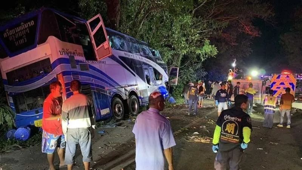 泰國旅遊大巴發生車禍,致14死35傷。