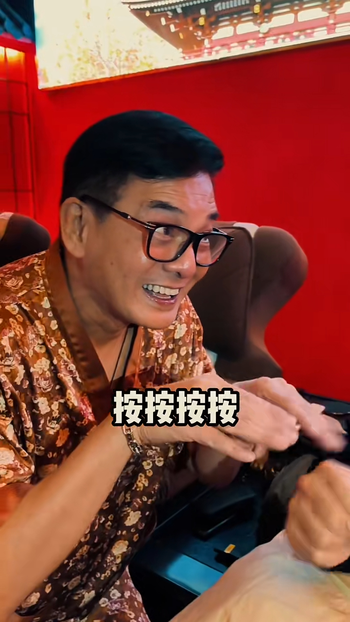 李國麟表示:「不按腳按甚麼?按按按按⋯⋯」加上他的鹹濕表情,似乎意有所指會有「特殊服務」。 李國麟表示:「不按腳按甚麼?按按按按⋯⋯」加上他的鹹濕表情,似乎意有所指會有「特殊服務」。