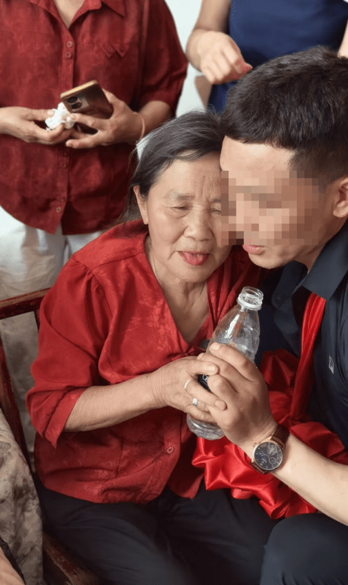 陳迪金回鄉認親。 陳迪金回鄉認親。