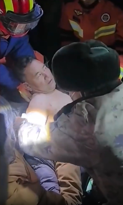 西藏1名被困人员被救出。 央视 西藏1名被困人员被救出。 央视