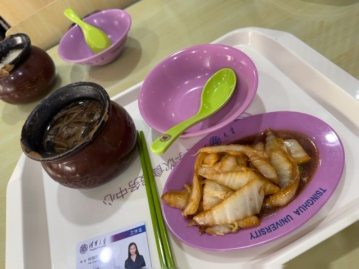 日前何超欣在微博分享贴地菜式，一碟菜加一盅瓦罐汤，只花费了8元人民币（8.7港元）。