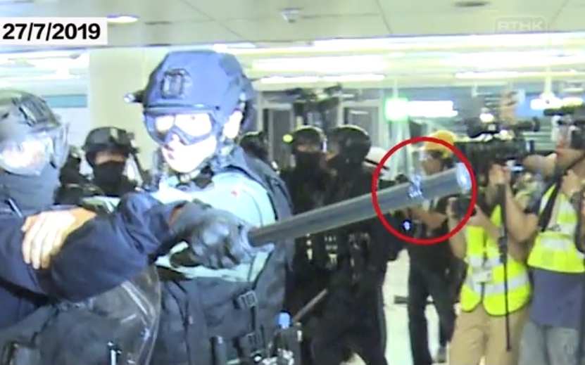 警方指不容許配備非官方購置裝備,會跟進事件。(香港電台影片截圖)