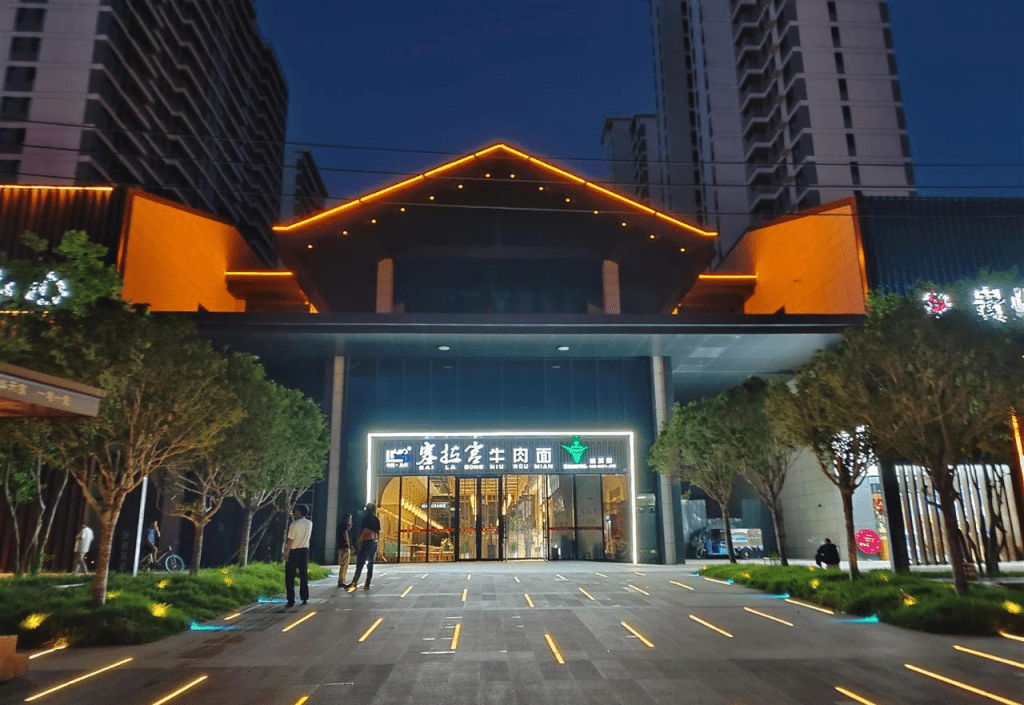 該屋苑開發商將大門出租予牛肉麵館。 該屋苑開發商將大門出租予牛肉麵館。