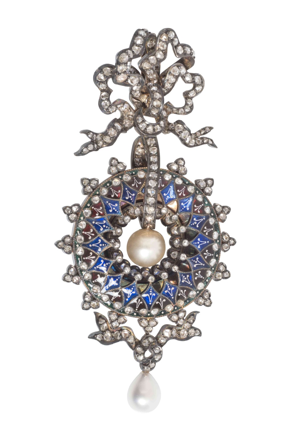 展品中包括這一套來自法國百年珠寶品牌寶詩龍（Boucheron）的耳環及吊墜 （約1878年）。