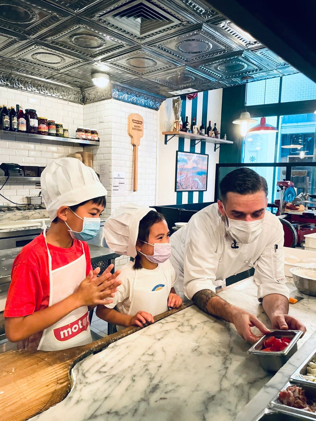 Christy帶仔女到意大利餐廳，親自製作Pizza。
