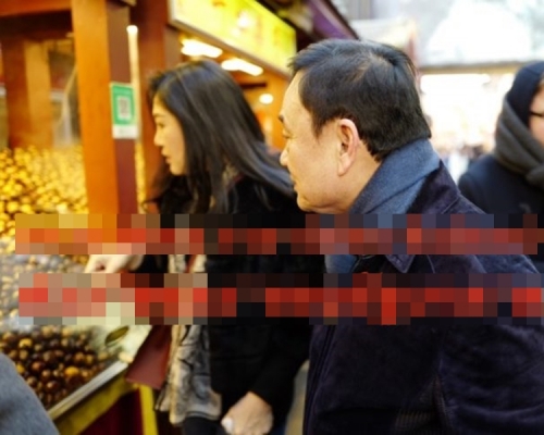 2人在北京王府井逛街。網圖
