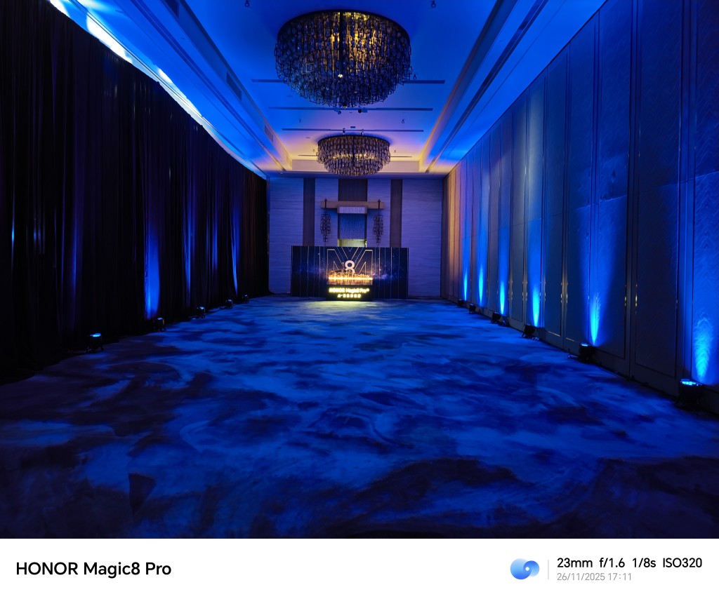 發佈會上HONOR特設夜神長焦體驗區，叫嘉賓拿着HONOR Magic8 Pro挑戰拍下遠遠的燈牌。