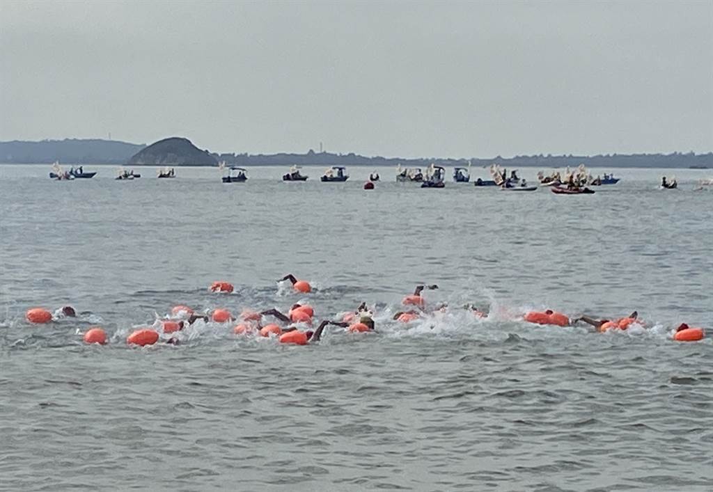 200名两岸运动员参加金门和厦门间的渡海泳比赛。