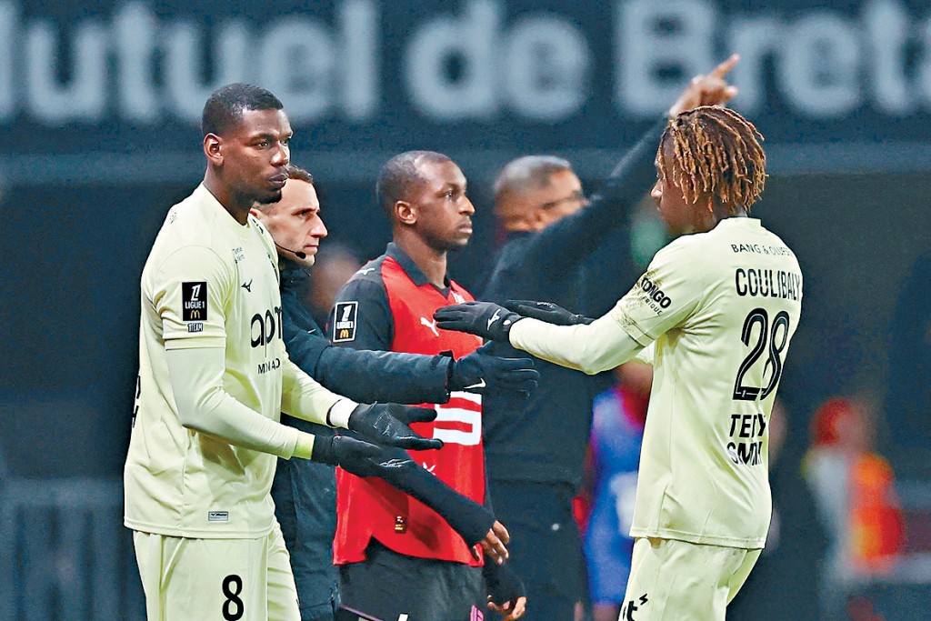 普巴（左)於85分鐘後備上陣。