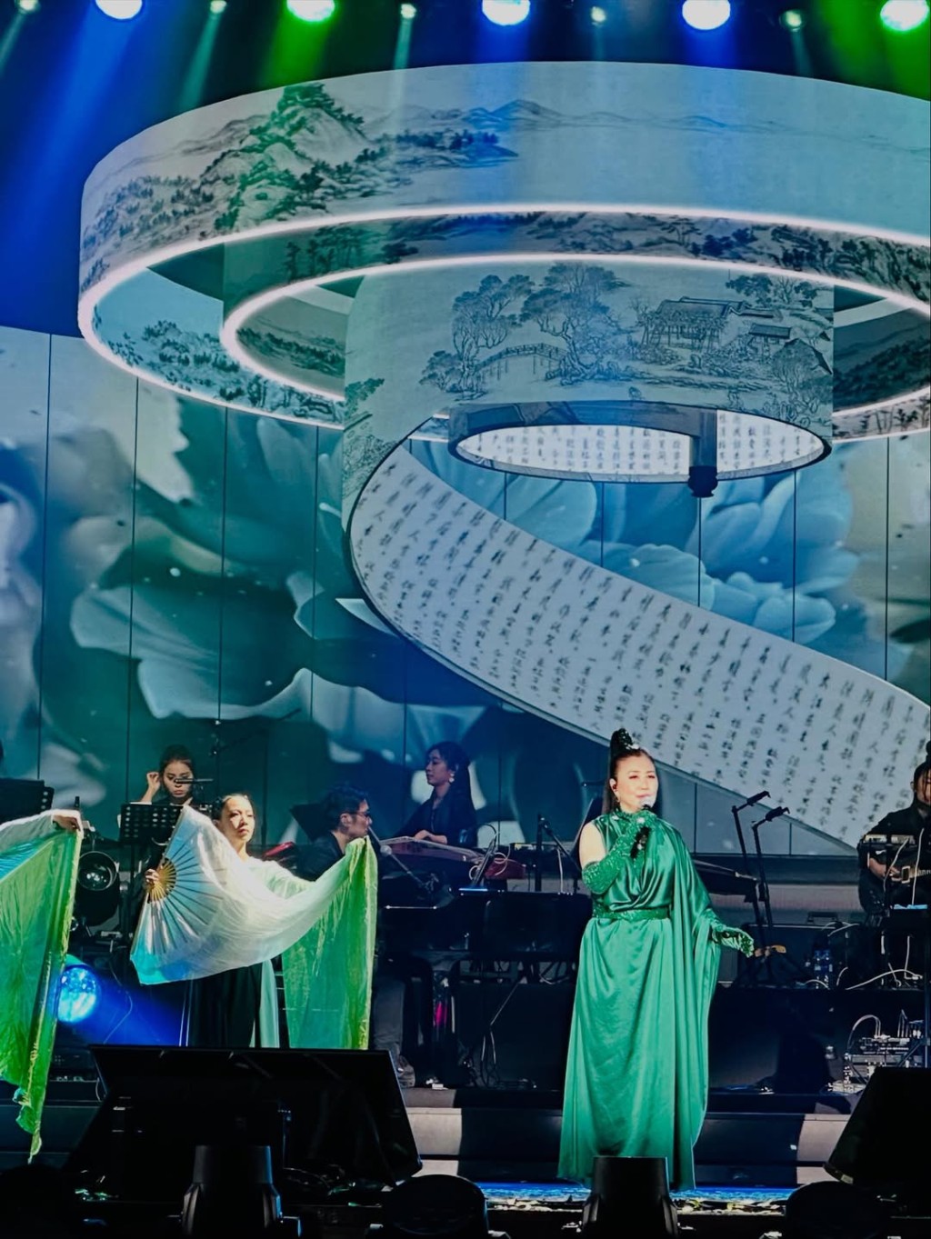汪明荃演唱多首歌曲。 汪明荃演唱多首歌曲。