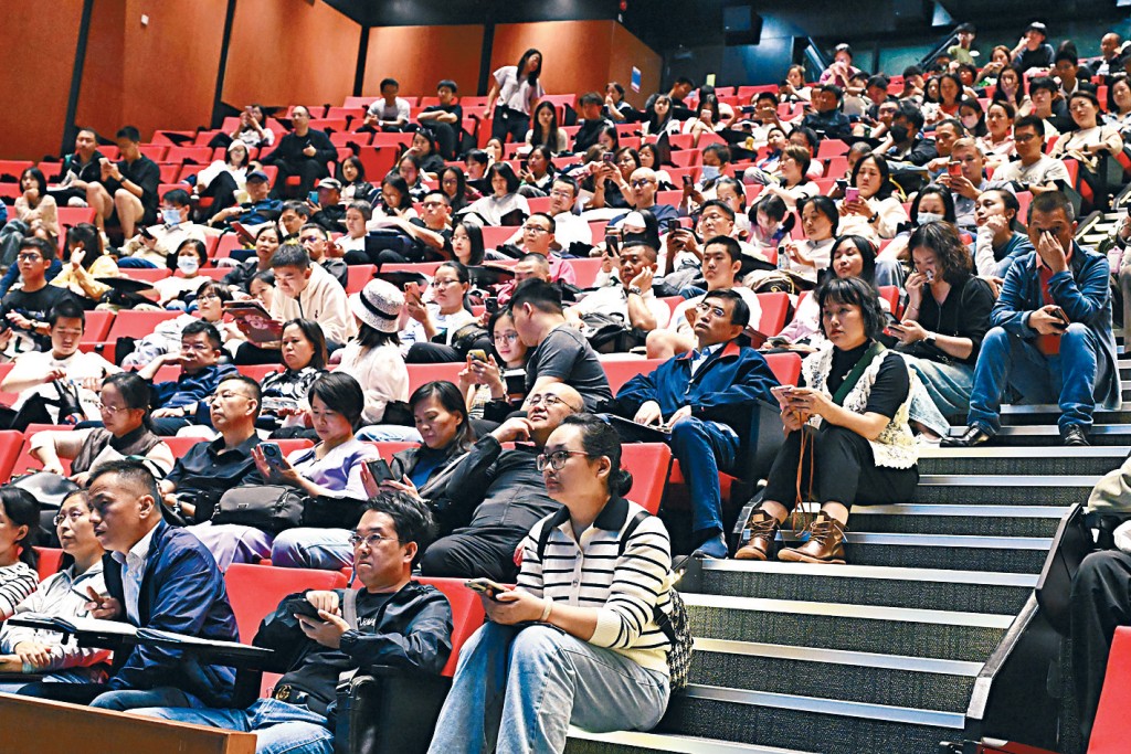 去年加入港大的席大智被香港的多项优势吸引而来。