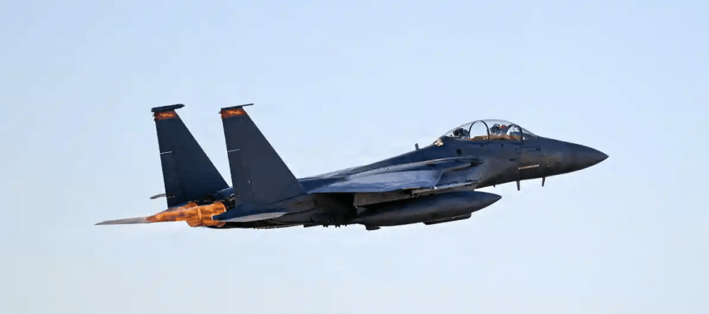 多位國際軍事專家在比對殘骸細節、垂直尾翼結構及引擎噴嘴特徵後指出，失事機型極大機會是波音公司生產的 F-15E「打擊鷹」（Strike Eagle）多用途戰鬥轟炸機。路透社資料圖片