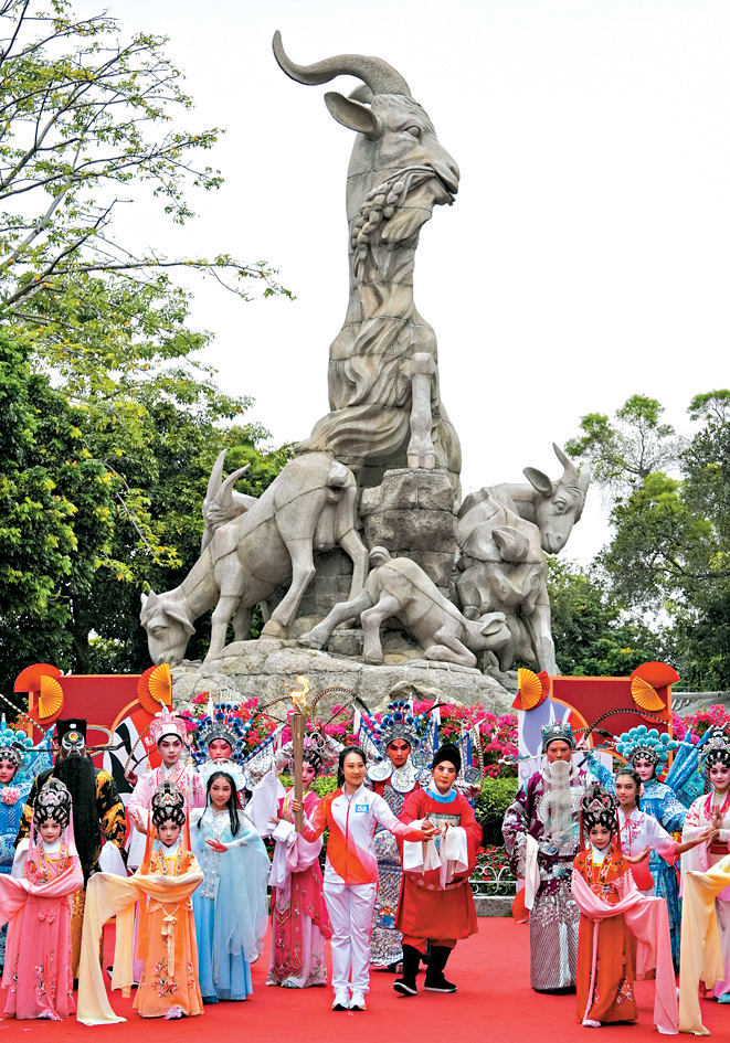 廣州火炬手在五羊雕像前傳遞火炬。