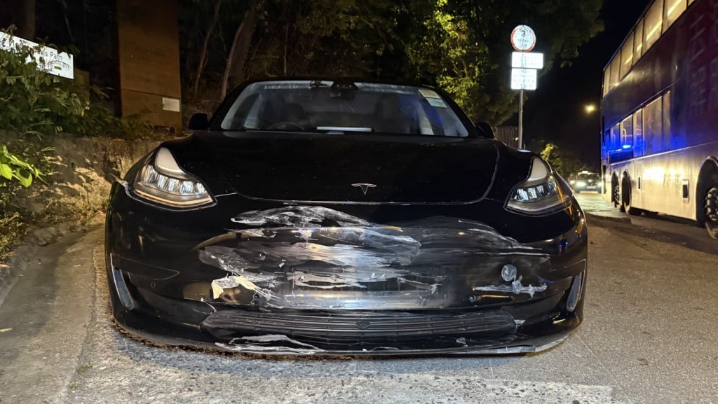 涉事私家車車頭損毀。