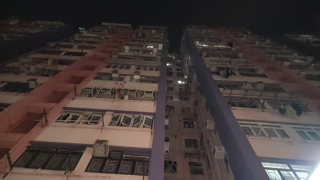 周二(14日)晚上約11時30分,崇潔街24號崇字大廈崇義樓一個低層單位突然冒出濃煙,多名住戶驚見煙霧瀰漫,隨即報警求助。黎志偉攝 周二(14日)晚上約11時30分,崇潔街24號崇字大廈崇義樓一個低層單位突然冒出濃煙,多名住戶驚見煙霧瀰漫,隨即報警求助。黎志偉攝