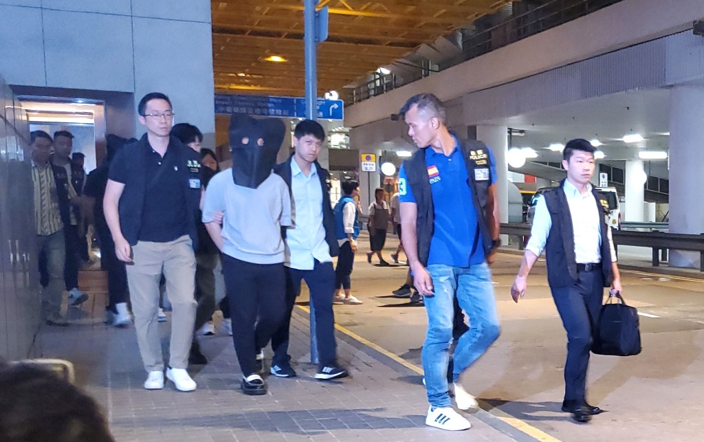 當年有涉案人在澳門落網，被遞解出境，本港警方在港澳碼頭將疑犯帶走。資料圖片