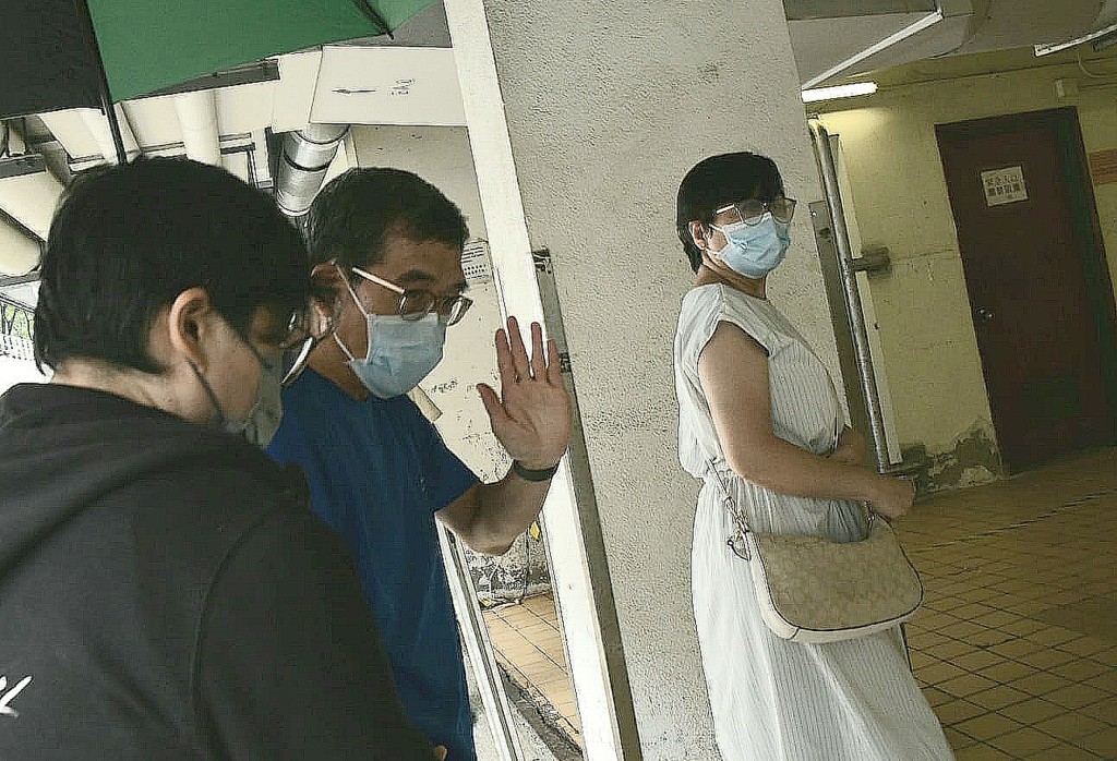 阿Mo雙親在意外後立即來港，不停往醫院探望兒子。