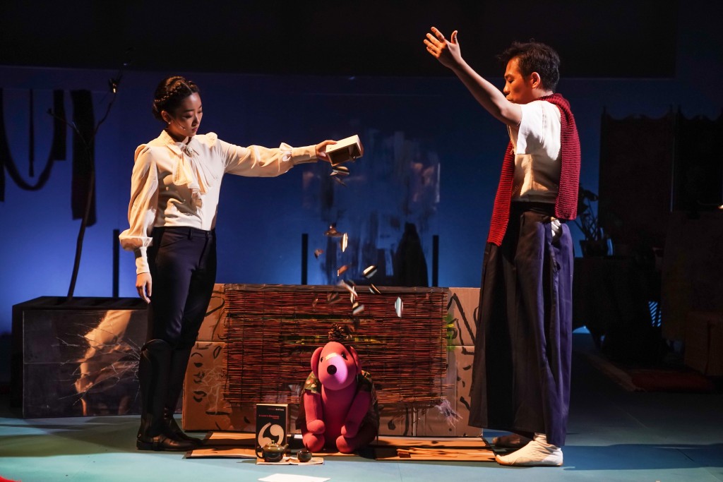 譚孔文（右）於《紅絲絨》的演出。