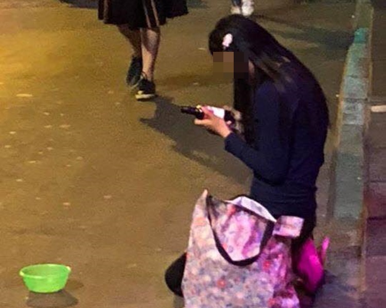 女乞丐穿胸圍跪地行乞。老實香港人圖片