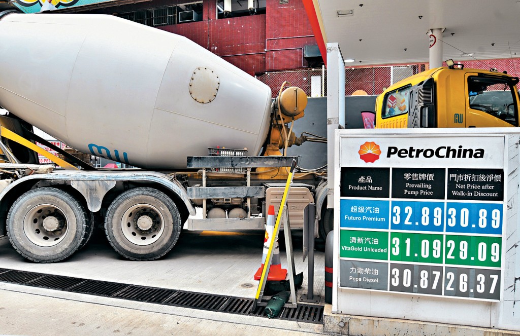 近日油价稍为回落，内地下调汽油及柴油零售价格，本港政界人士指政府调控市场价格空间有限，难直接干预定价。