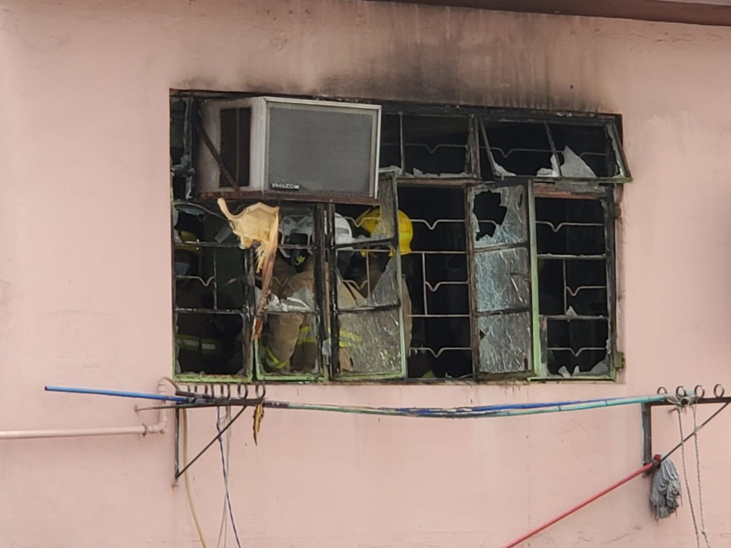 消防调查起火原因。