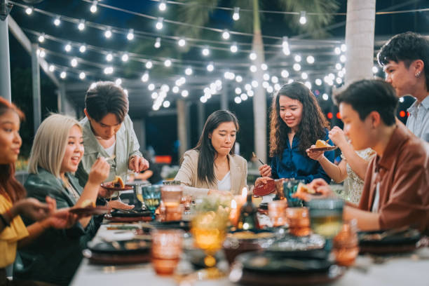 減肥期間，仍可以外出用餐，與朋友家人吃飯慶祝。（圖片來源：iStock）