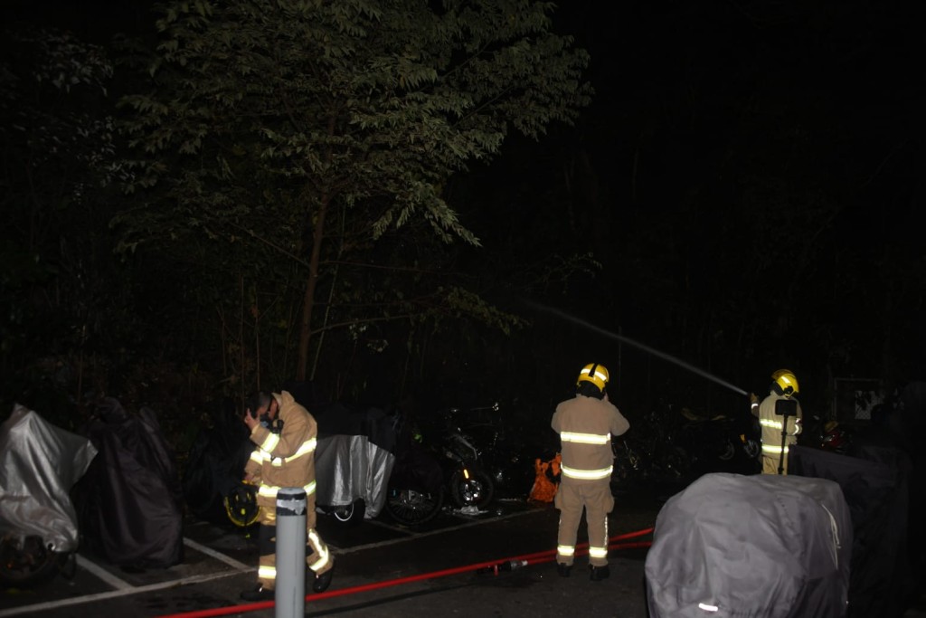 將軍澳警署對開19輛電單車遭縱火。