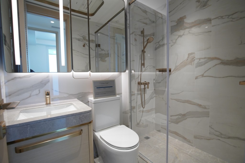 浴室設鏡櫃，同時兼顧收納及梳洗的便利。