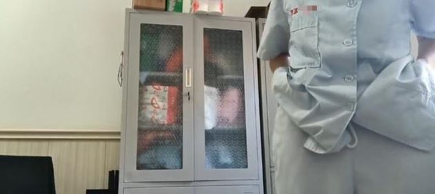 鏡頭記錄護士更衣過程。網上圖片