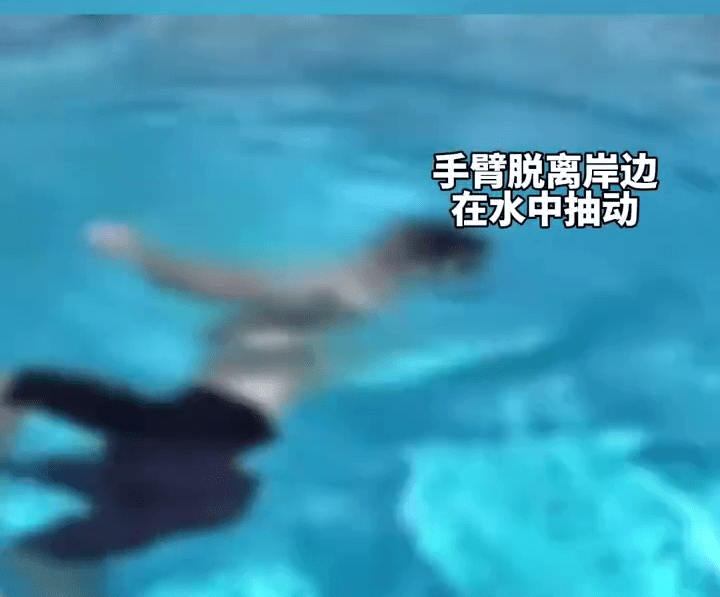 游泳教練在水中晃動身體。