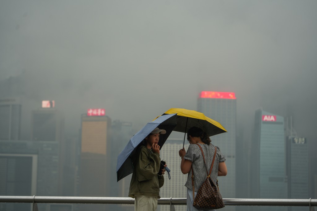 天文台料明日初時有一兩陣驟雨。 天文台料明日初時有一兩陣驟雨。