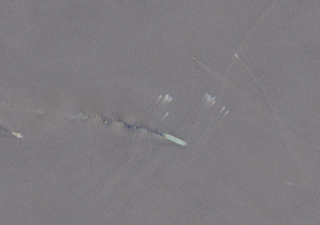 衛星影像顯示，2026年7月6日，霍爾木茲海峽附近有一群小型船隻。路透社