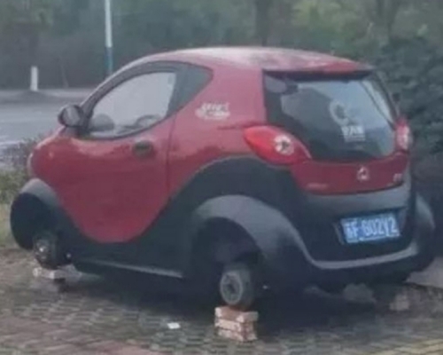 江蘇如皋的共享電動汽車，四個車輛被人拆去。　