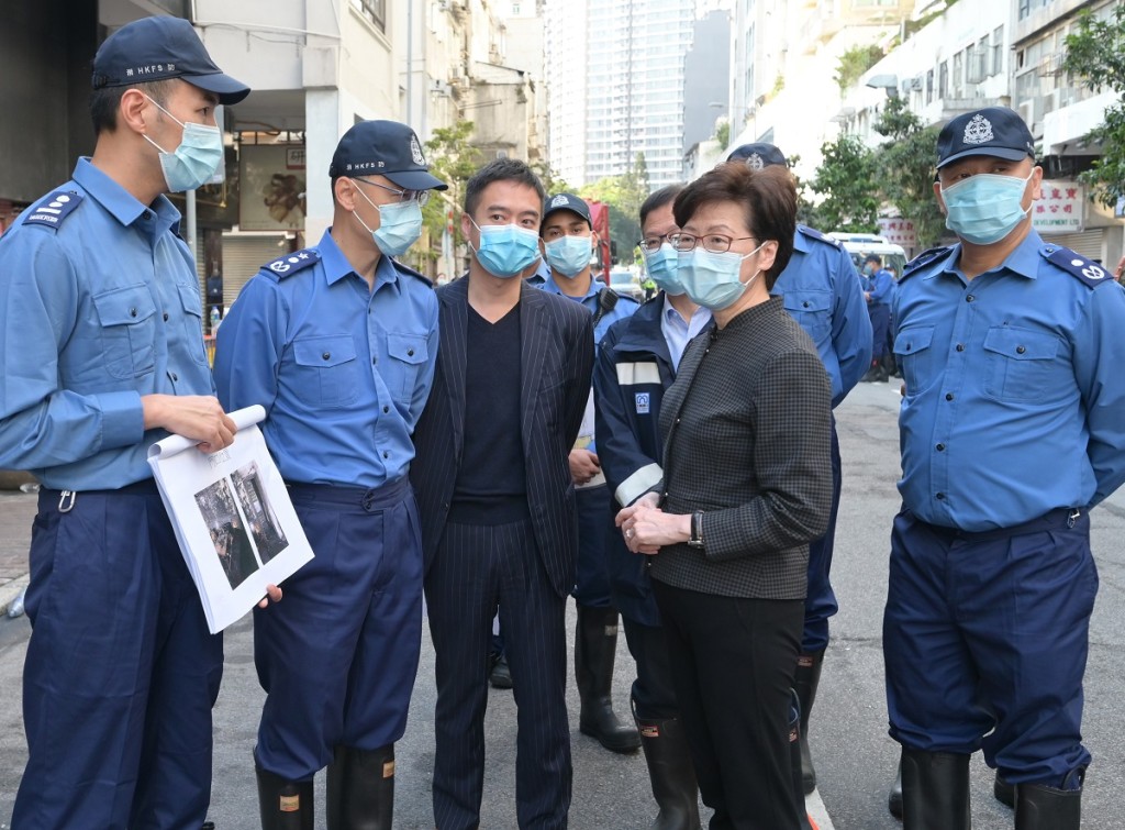 林鄭月娥聯同消防處處長梁偉雄和屋宇署署長余德祥視察昨晚發生致命火災的現場。政府新聞處圖片
