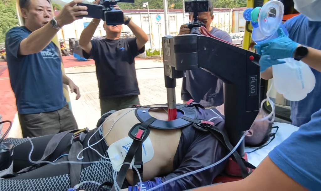 事主要靠儀器協助呼吸。 事主要靠儀器協助呼吸。